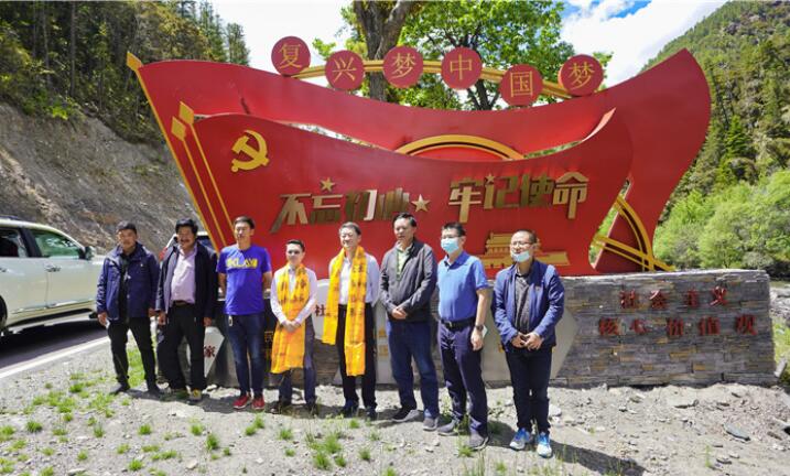 尊龙凯时集团党委书记、董事长任丁率队赴麻格同村推进对口帮扶工作