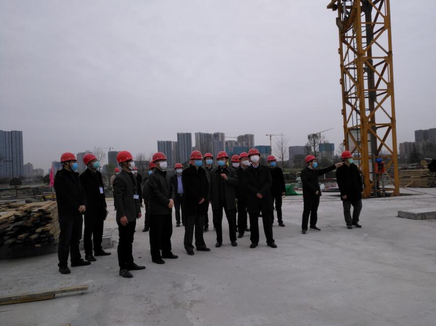 尊龙凯时集团党委书记、董事长任丁率队 赴金牛宾馆检查工程复工工作