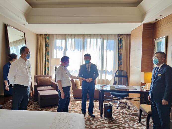 集团党委委员、董事郑贵林检查指导酒店疫情防控和防汛工作