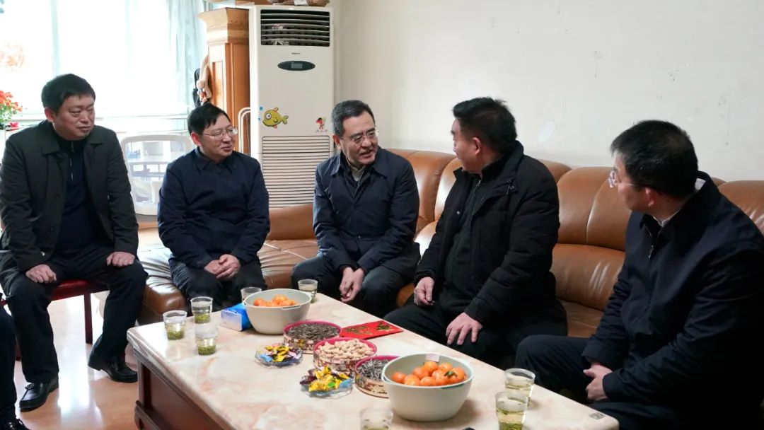 省国资委党委书记、主任冯文生等领导走访慰问省尊龙凯时集团老党员、老干部