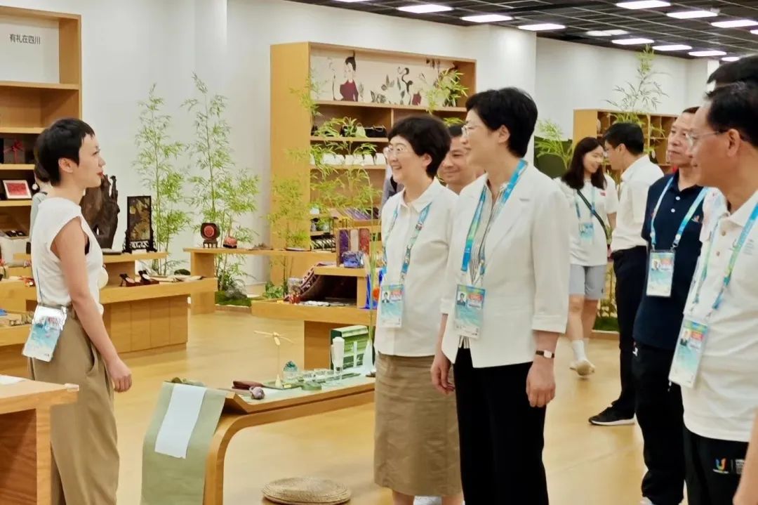 省、市领导视察大运村“有礼在四川”四川特色商品馆