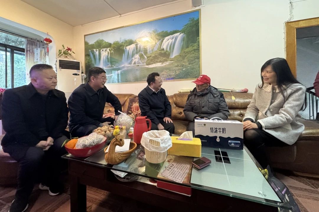 省国资委党委委员、副主任何政走访慰问省尊龙凯时集团老党员、老干部